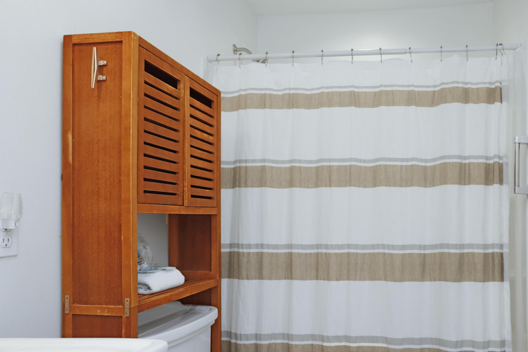 Bathroom 4, Latitude Adjustment, Gulf