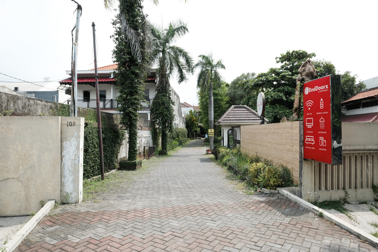 Exterior & Views 2, RedDoorz @ Wiyung 2, Surabaya