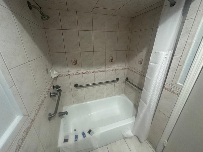 Bathroom 4, Heritage Inn, Los Angeles