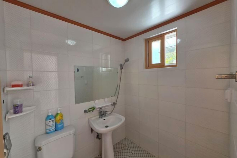 Bathroom 2, Ha-Wahyeon HOUSE: Great location, views and vibe!, Geoje