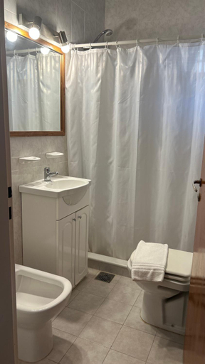 Bathroom 4, Hotel Bahia Madryn, Biedma