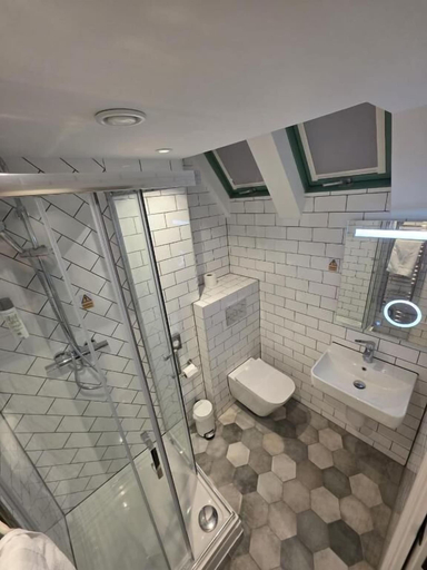 Bathroom 4, Lidos Hotel, London
