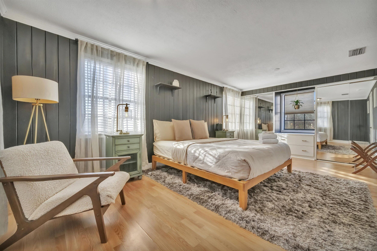 Room 5, Swann Avenue Central Tampa Homes, Hillsborough
