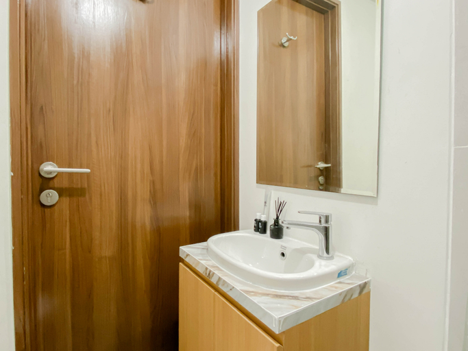 Bathroom 2, Bright and Cozy Studio at Royal Sentul Park Apartment By Travelio, Bogor