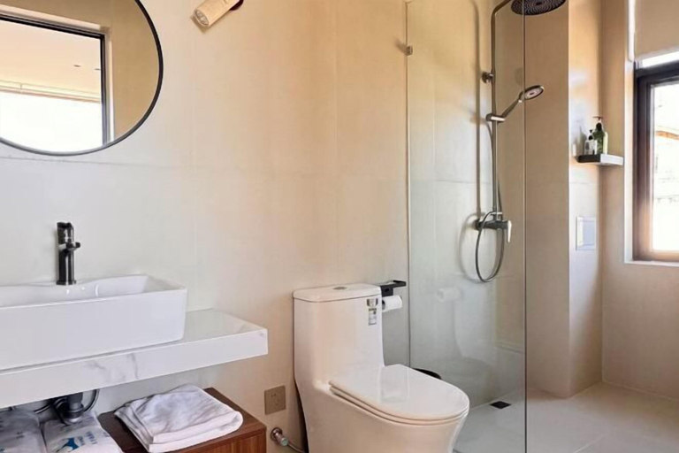 Bathroom 3, When we first meet, Dali Bai