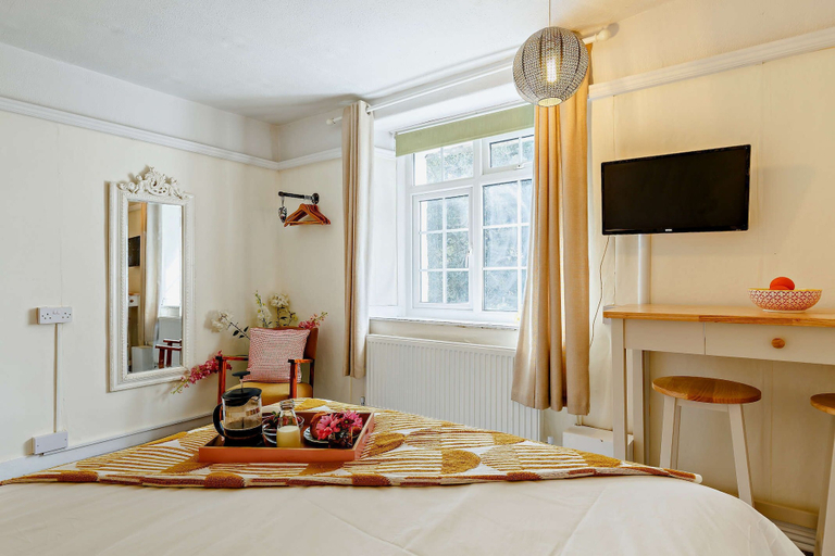 Room 2, 1605 by the sea, Cornwall