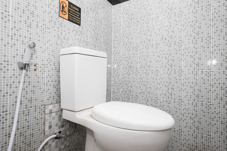Bathroom 4, RedDoorz @ Wiyung 2, Surabaya