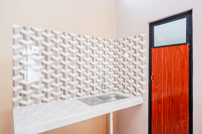 Bathroom 3, RedDoorz Syariah near Stasiun Gumilir Cilacap, Cilacap
