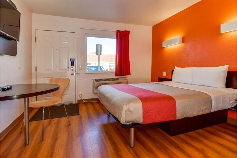 Bedroom 5, Motel 6 Riverside, CA - South, Riverside