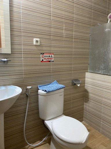 Bathroom 5, Nikita Palace Hotel, Bukittinggi
