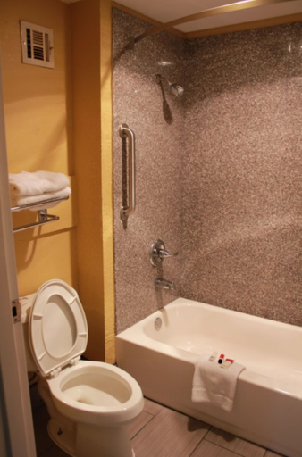 Bathroom 4, Super 8 by Wyndham Madison/Ridgeland Area, Madison