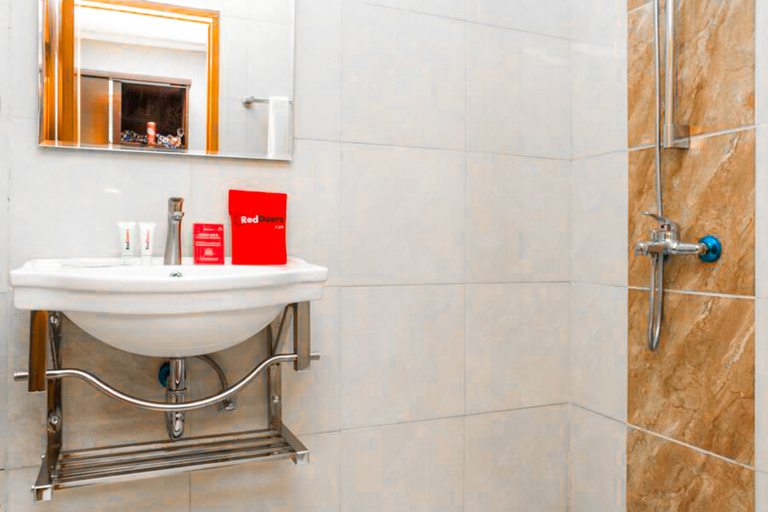 Bathroom 4, RedDoorz Plus @ Dipatiukur, Bandung