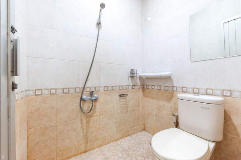 Bathroom 3, Urbanview Hotel Bartu Moh Toha Bandung by RedDoorz, Bandung