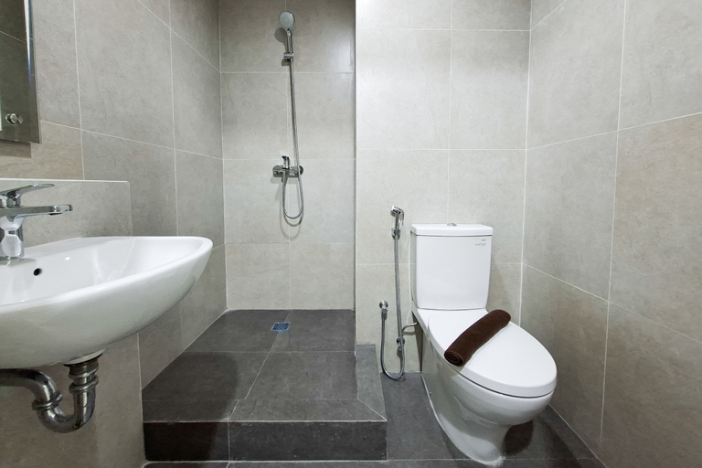 Bathroom 4, Stunning and Homey Studio Apartment The Ayoma By Travelio, Tangerang Selatan