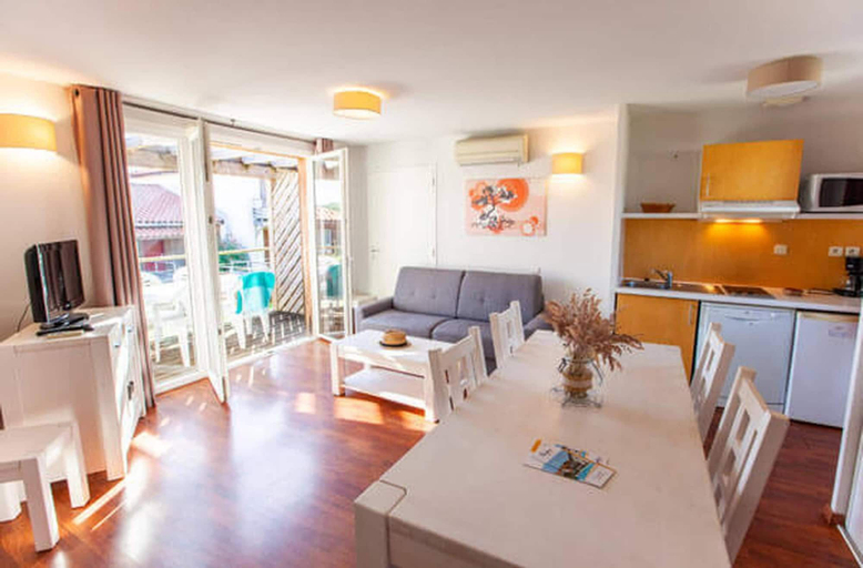 Dining 5, 8-guests Holiday Home in Cassen, Landes