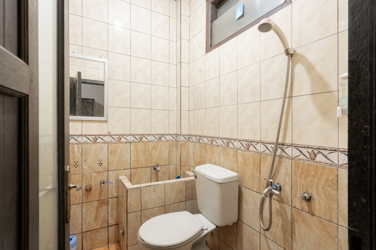 Bathroom 3, RedDoorz Syariah near Pasar Pagi Samarinda, Samarinda