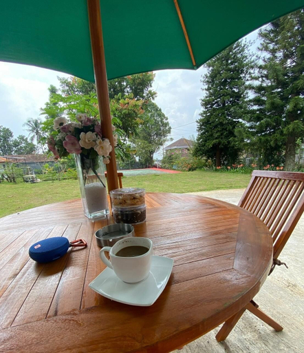 Outdoor dining, Villa Feridys, Bandung