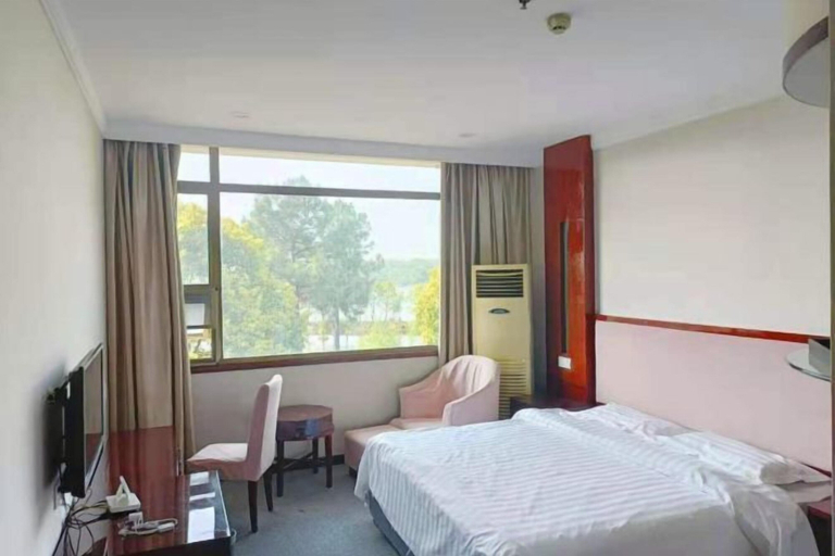 Bedroom 3, Sanhu Holiday Hotel, Xianning
