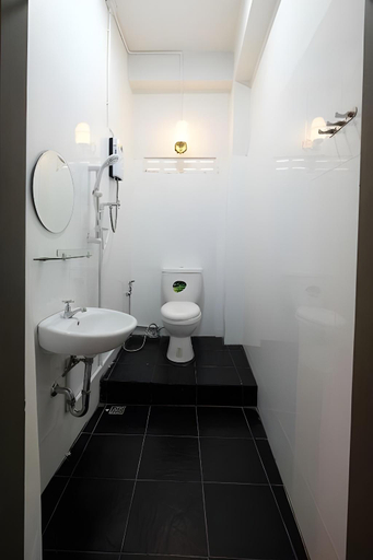 Bathroom, Sailomyen Cafe & Hostel, Vientiane