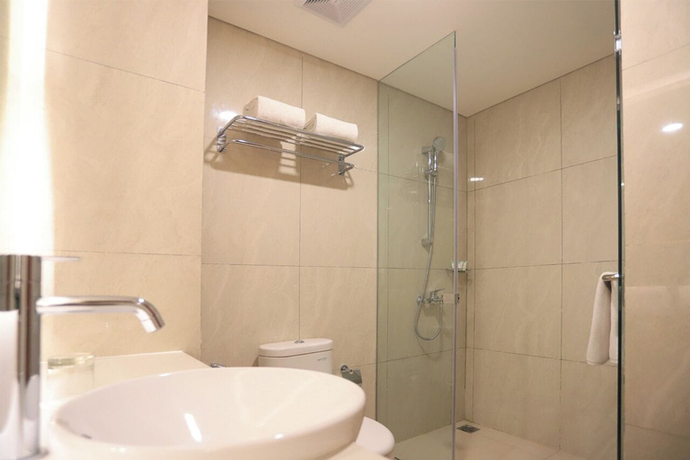 Bathroom 5, Luxury Inn Arion Hotel, East Jakarta