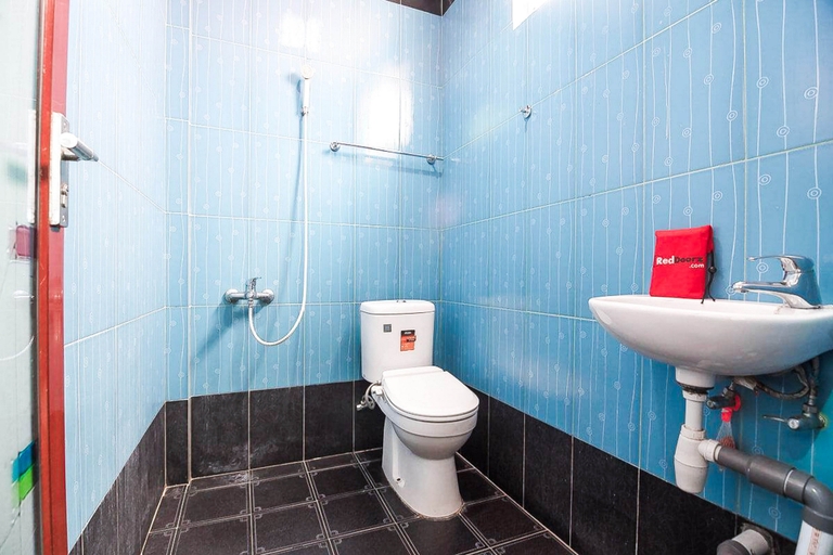 Bathroom, RedDoorz @ Batam Center 2, Batam
