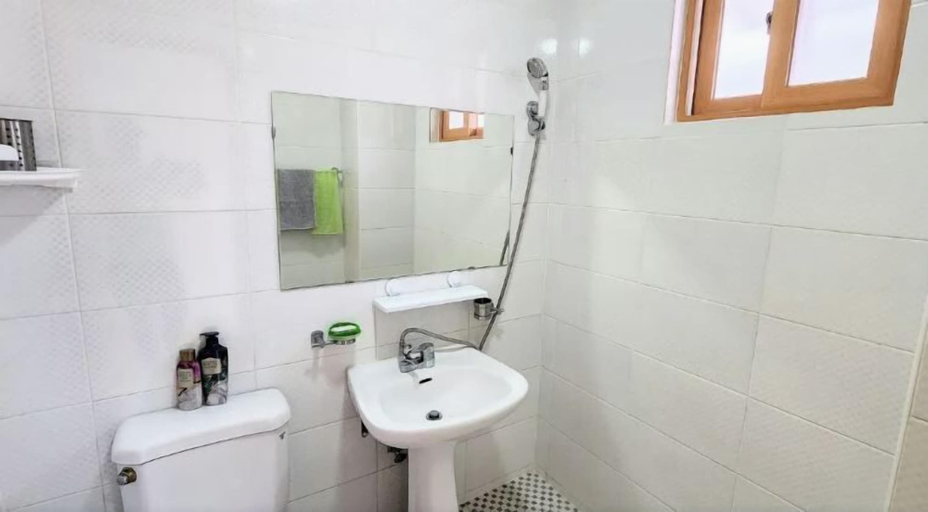 Bathroom 3, Ha-Wahyeon HOUSE: Great location, views and vibe!, Geoje