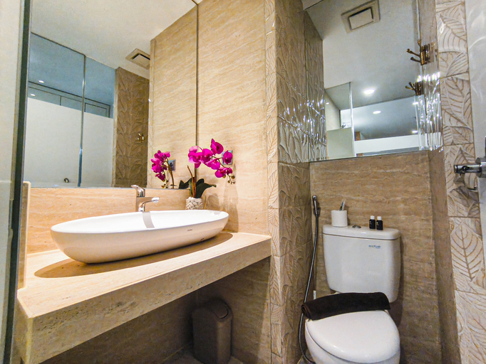 Bathroom 3, Modern Style Studio at Art Deco Apartment By Travelio, Bandung