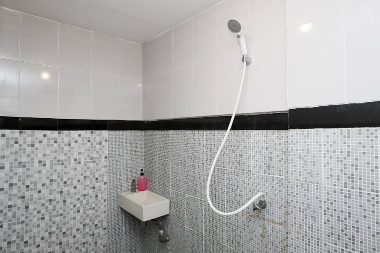 Bathroom 4, RedDoorz @ Wiyung 2, Surabaya