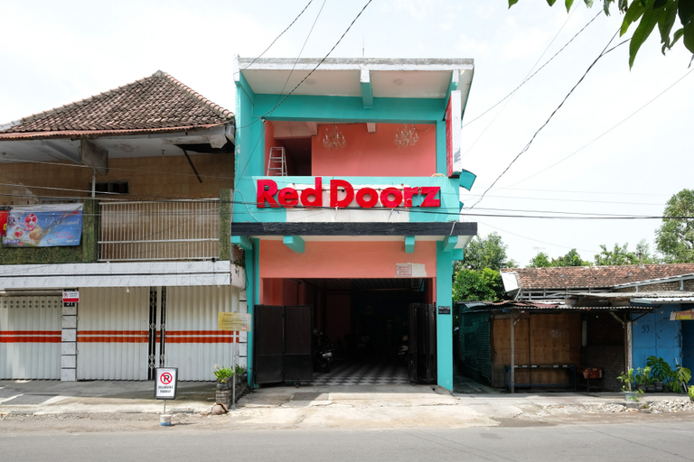 Exterior & Views 2, RedDoorz near Sunrise Mall Mojokerto, Mojokerto