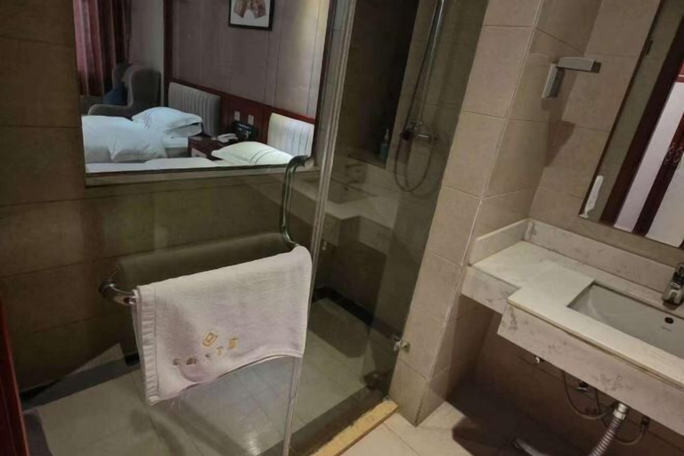 Bathroom 4, Jubao Hotel, Qujing