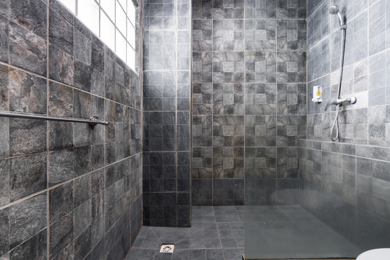 Bathroom 5, RedDoorz Plus @ Hotel Ulin Samarinda, Samarinda