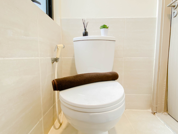 Bathroom 5, Comfortable and Minimalist Studio at Apartment Meikarta District 1 By Travelio, Cikarang