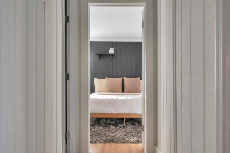 Room 4, Swann Avenue Central Tampa Homes, Hillsborough