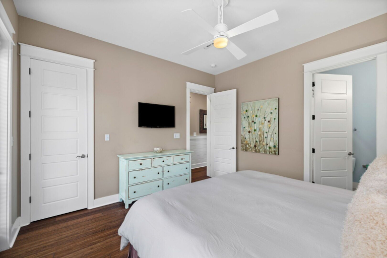 Bedroom 2, Waves, Walton