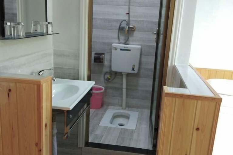 Bathroom 3, Yunxiu Inn, Zhangjiajie
