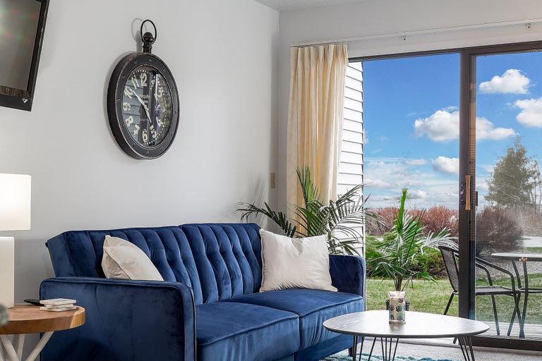 Interior 4, Beautiful Lake View Studio Condo at The Shores 5606, Grand Traverse