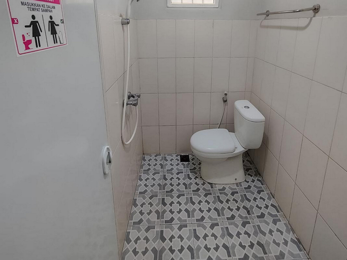 Bathroom 4, RedDoorz near Alun Alun Batu 2, Malang