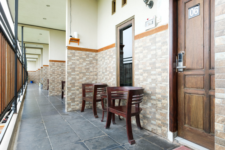 Others 5, RedDoorz near Mojokerto Train Station, Mojokerto