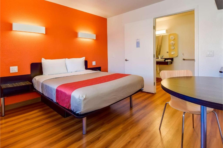 Bedroom 3, Motel 6 Riverside, CA - South, Riverside