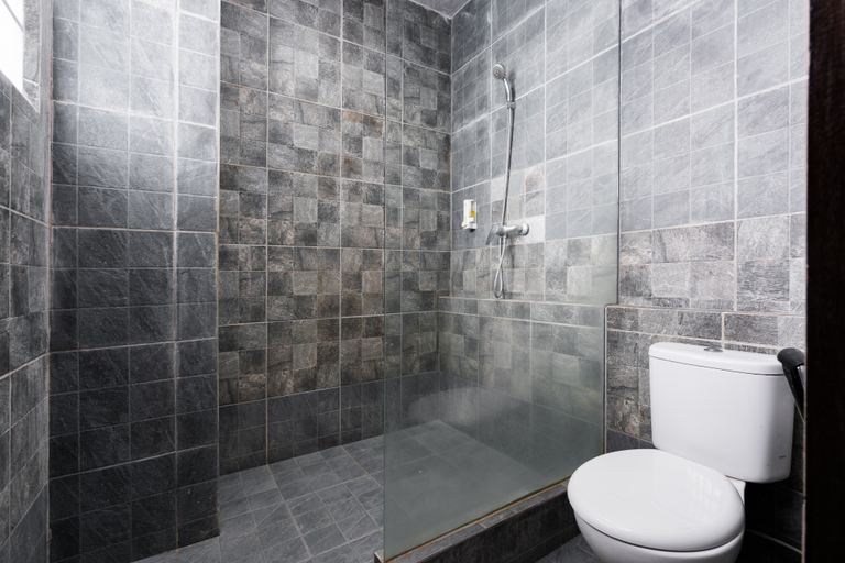 Bathroom 4, RedDoorz Plus @ Hotel Ulin Samarinda, Samarinda