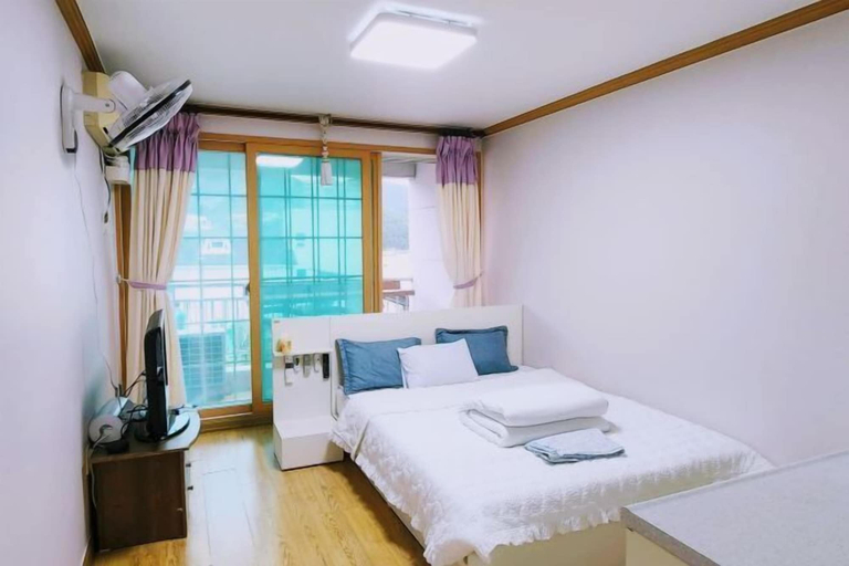Bedroom 5, Ha-Wahyeon HOUSE: Great location, views and vibe!, Geoje