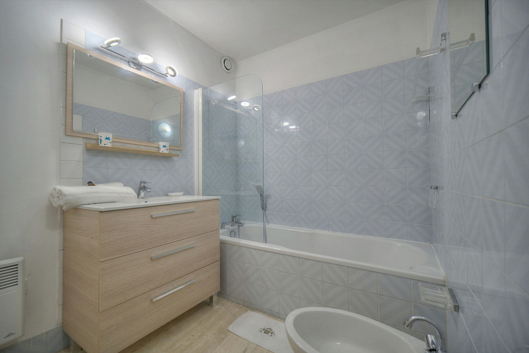 Room 5, 3 Pieces EN Duplex Terrasse Centre Ville A2b103, Alpes-Maritimes