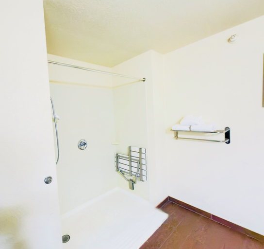 Bathroom 4, Black Gold Suites, Williams