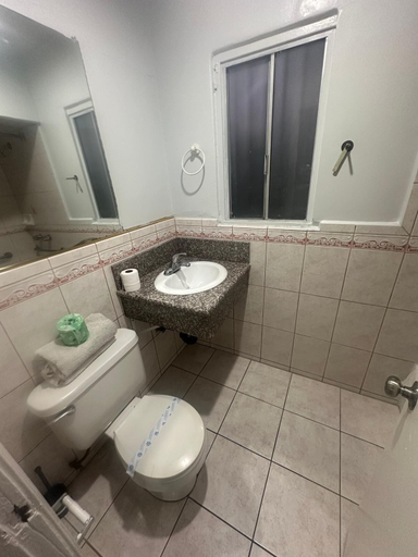 Bathroom 2, Heritage Inn, Los Angeles