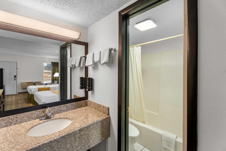 Bathroom 3, Rodeway Inn Llano, Llano