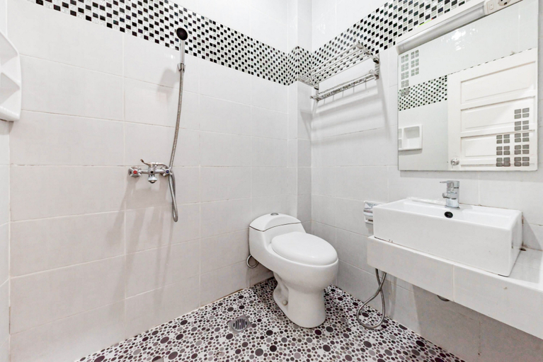 Bathroom 3, Urbanview Palace Syariah Balikpapan by RedDoorz, Balikpapan