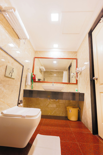 Bathroom 4, Hotel Annamalai International, Puducherry