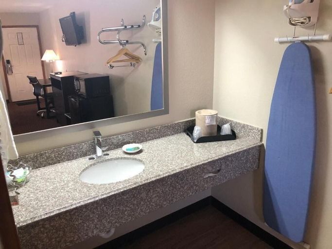 Bathroom 4, Friona Inn, Parmer