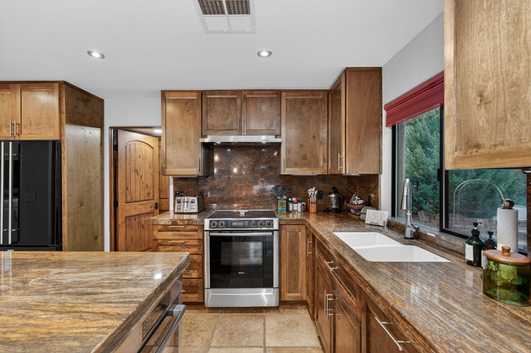 Private kitchen, NEW Luxe Chapel Garden Retreat Chapel Views, Coconino