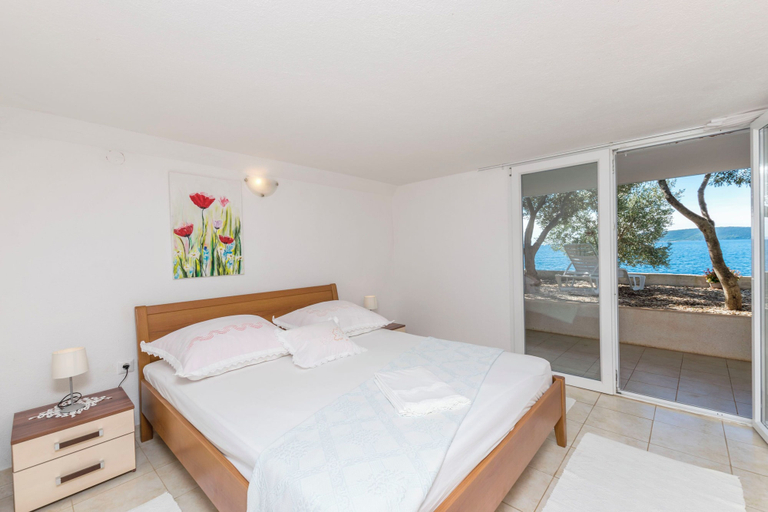Room 4, Apartments Dragica, Okrug
